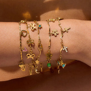 Pulsera dorada con charms | Modelos corazón, flor, luna y más
