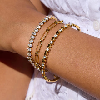 Pulsera rígida de corazones con circonitas – Acero dorado