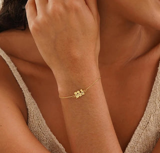 Pulsera personalizada con inicial y figuras de familia